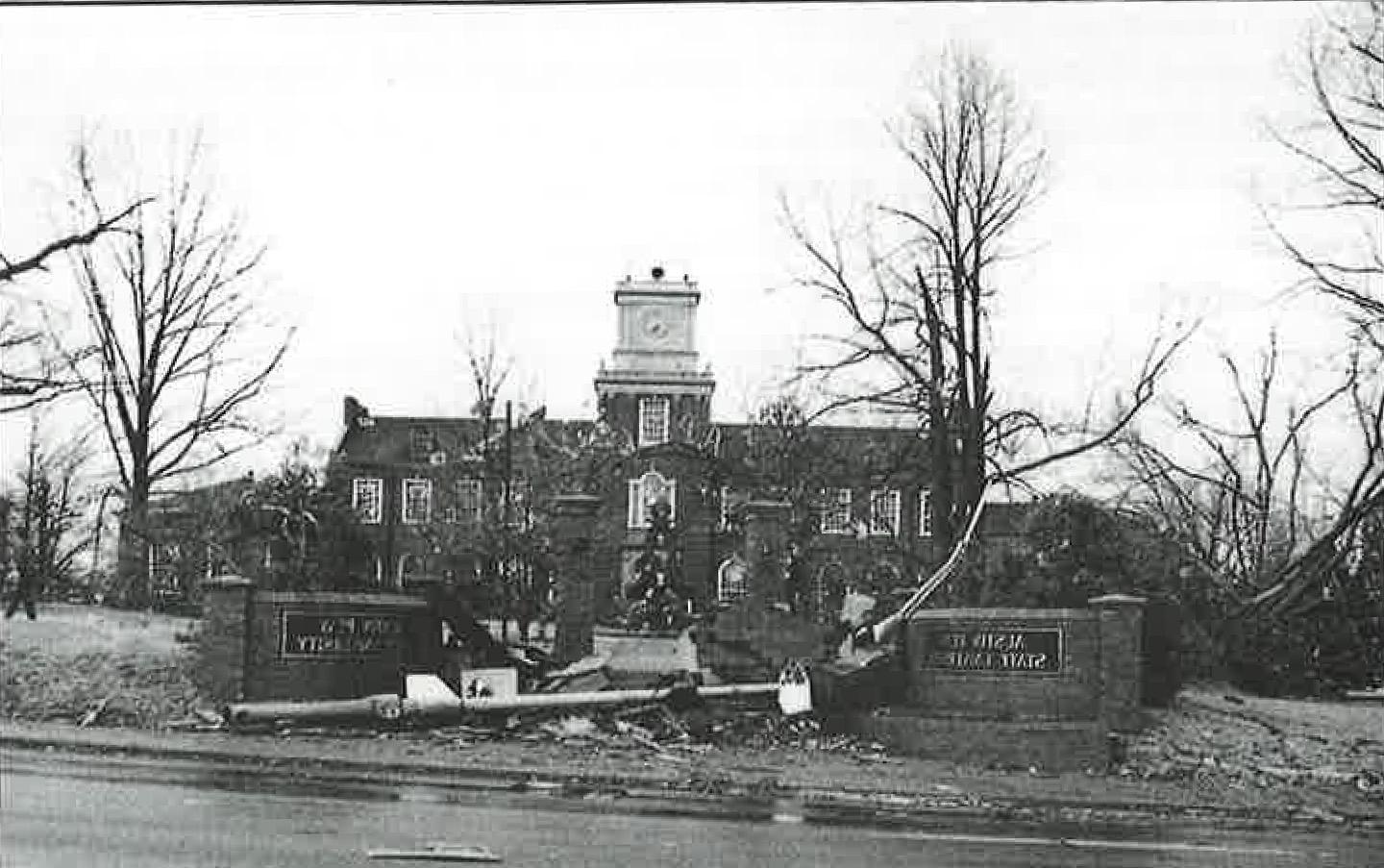 的褐变, 如图所示, 克莱门特, Harned, 哈维尔和阿奇伍德建筑在1月11日的一次地震中严重受损. 1999年22日，龙卷风袭击了克拉克斯维尔.