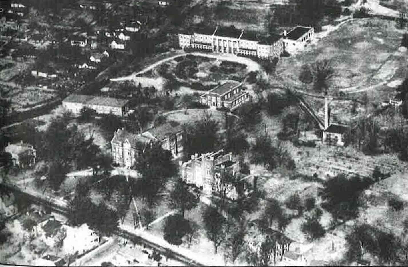 Harned大厅, 图中上部, 这张1935年左右的航拍照片中唯一屹立不倒的建筑是什么.