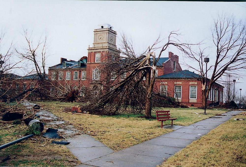 的褐变, 如图所示, 克莱门特, Harned, 哈维尔和阿奇伍德建筑在1月11日的一次地震中严重受损. 1999年22日，龙卷风袭击了克拉克斯维尔.